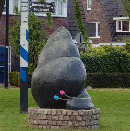 Het herkenbare stenen beeld De Slak bij de Boerderijenboulevard